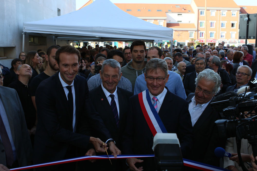 Fabien Gilot coupe le ruban lors de l'inauguration de son exposition 